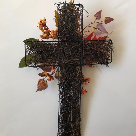 Wire-frame Cross inset with grapevine, Autumn decor (pumpkins, berries, leaves) - Picture 2 of 5
